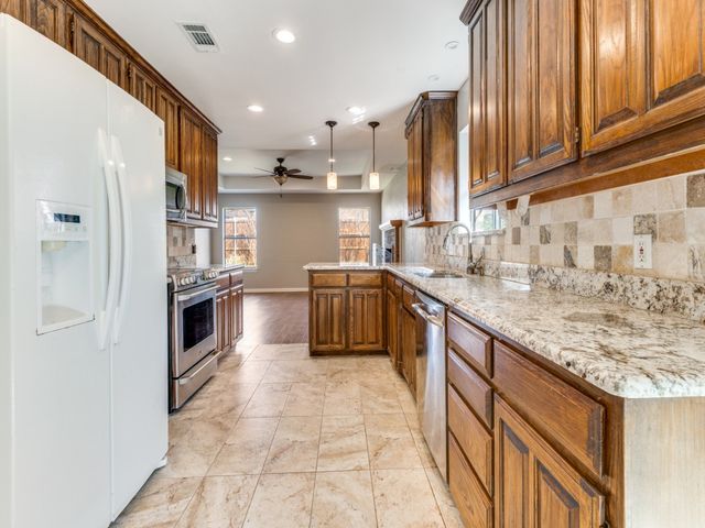 8220 Saddlebrook Drive, Benbrook, TX 76116