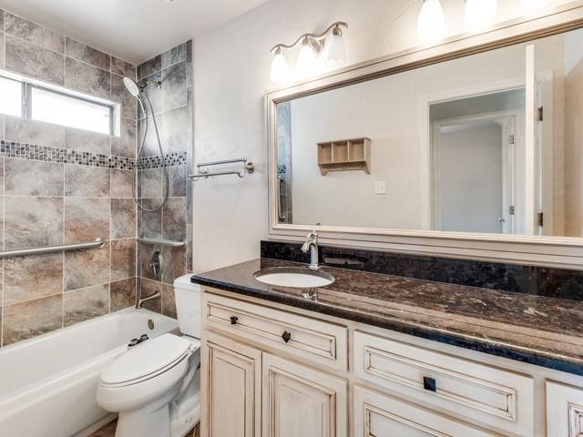 8220 Saddlebrook Drive, Benbrook, TX 76116