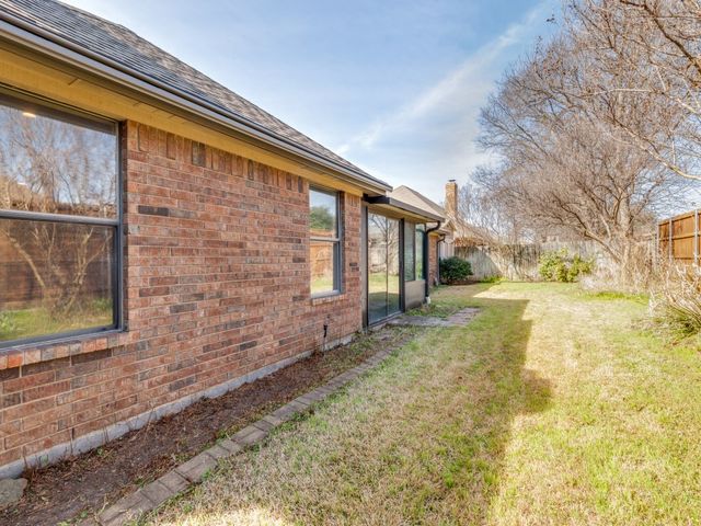 8220 Saddlebrook Drive, Benbrook, TX 76116