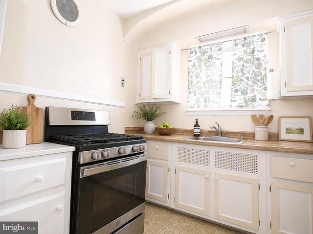 8004 MANOR RD, Parkville, MD 21234