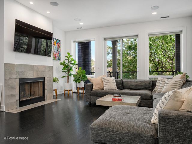 2922 N Sheffield Avenue 3, Chicago, IL 60657