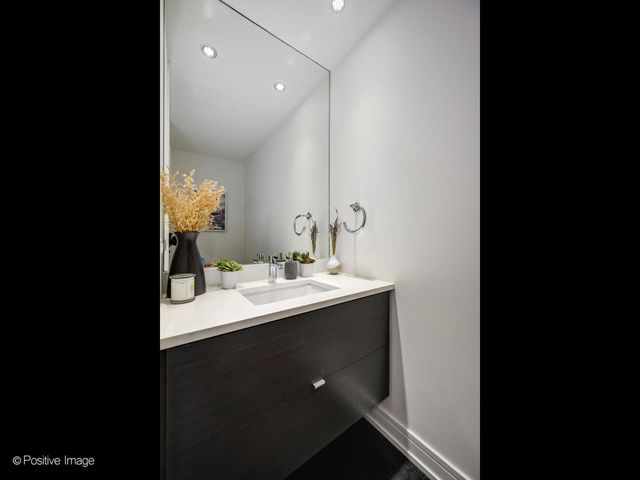 2922 N Sheffield Avenue 3, Chicago, IL 60657