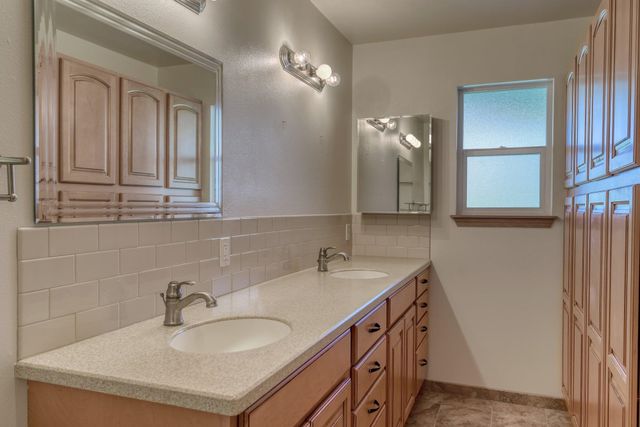 205 S Tschirley Rd, Greenacres, WA 99016