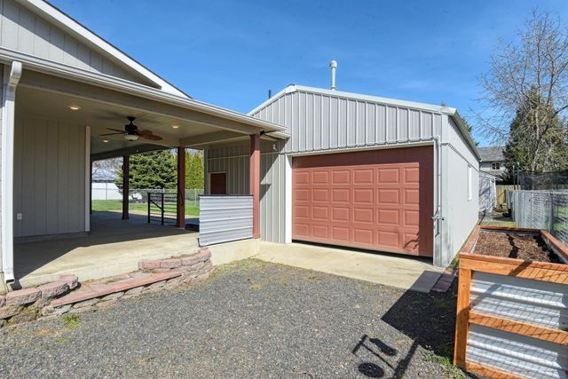 205 S Tschirley Rd, Greenacres, WA 99016