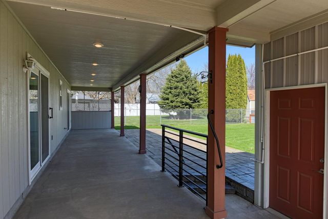 205 S Tschirley Rd, Greenacres, WA 99016