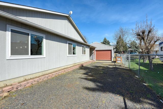 205 S Tschirley Rd, Greenacres, WA 99016