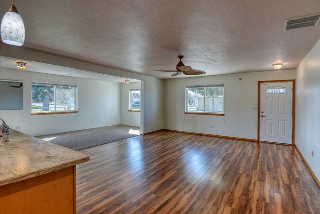 205 S Tschirley Rd, Greenacres, WA 99016