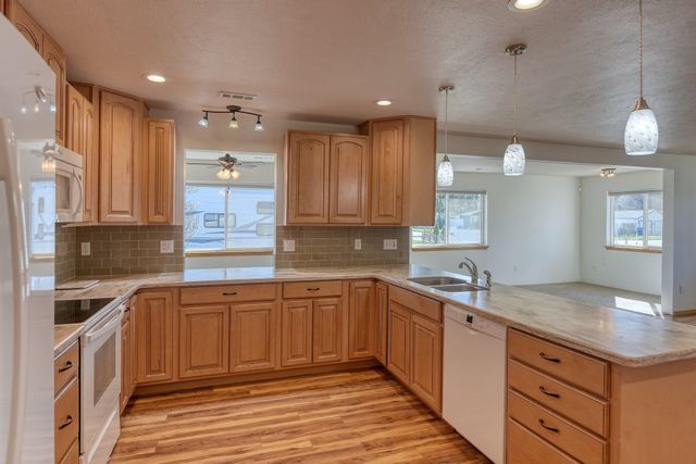 205 S Tschirley Rd, Greenacres, WA 99016