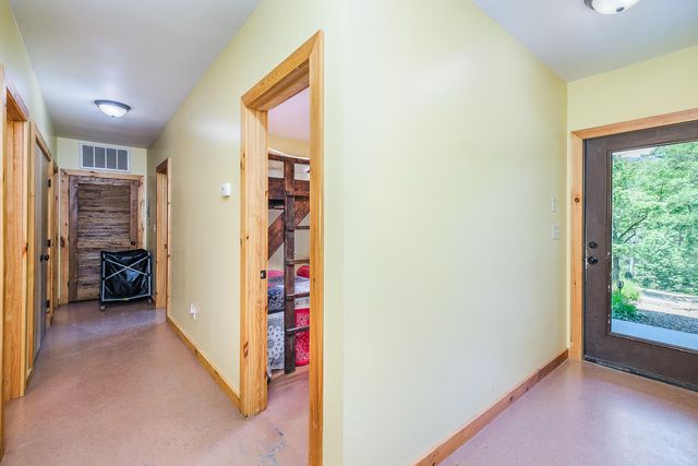 57 Hemlock Ridge LN, Catawba, VA 24070