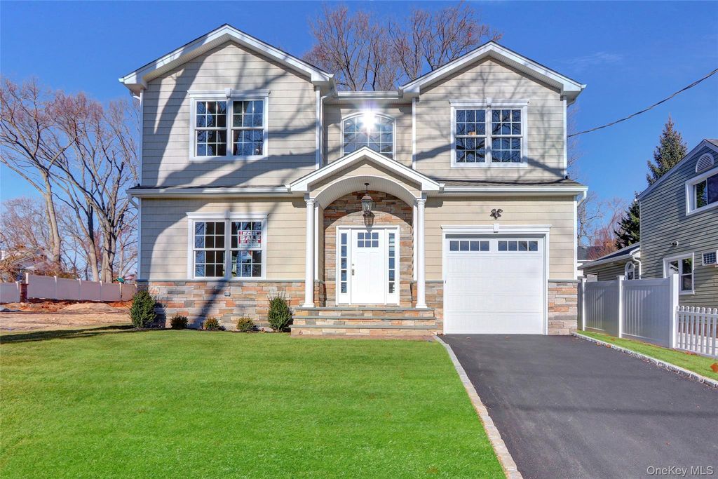 9 Hickory Road, Bayville, NY 11709