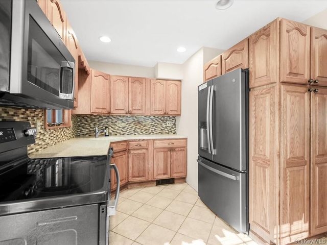 937 Mirabelle Avenue, Westbury, NY 11590
