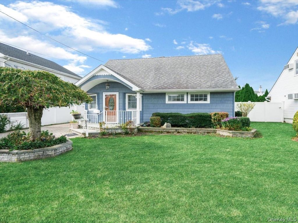 937 Mirabelle Avenue, Westbury, NY 11590 — photo 2