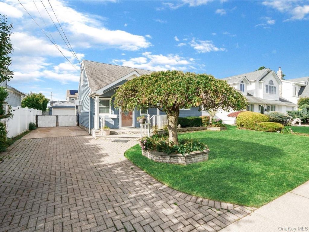937 Mirabelle Avenue, Westbury, NY 11590 — photo 3