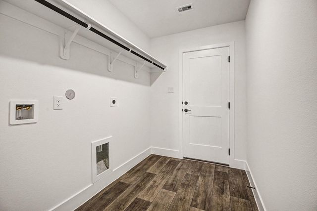 2 Keystone Court, Angleton, TX 77515