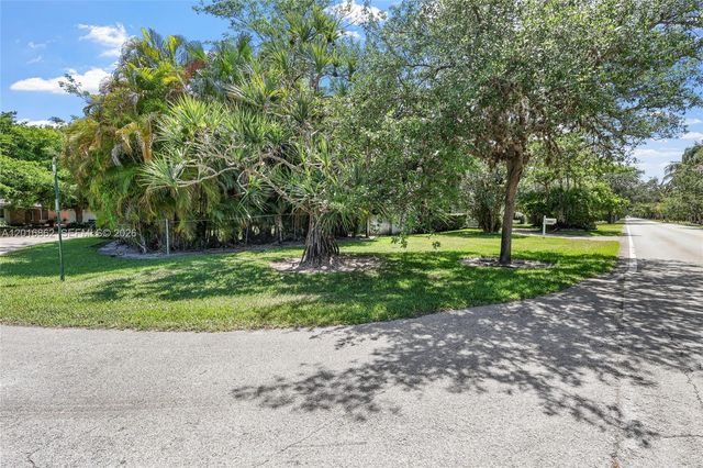 7800 SW 132nd St, Pinecrest, FL 33156