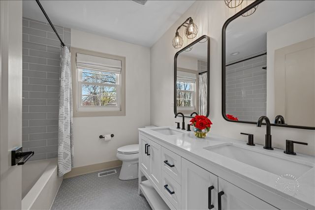 826 S Charles Avenue, Naperville, IL 60540