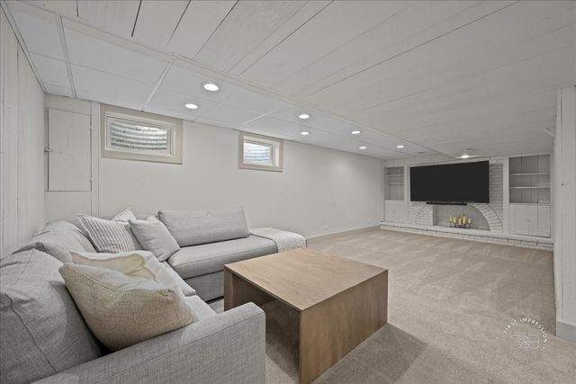 826 S Charles Avenue, Naperville, IL 60540