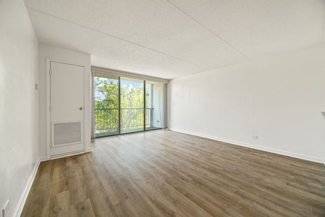 2015 S FINLEY Road 302, Lombard, IL 60148