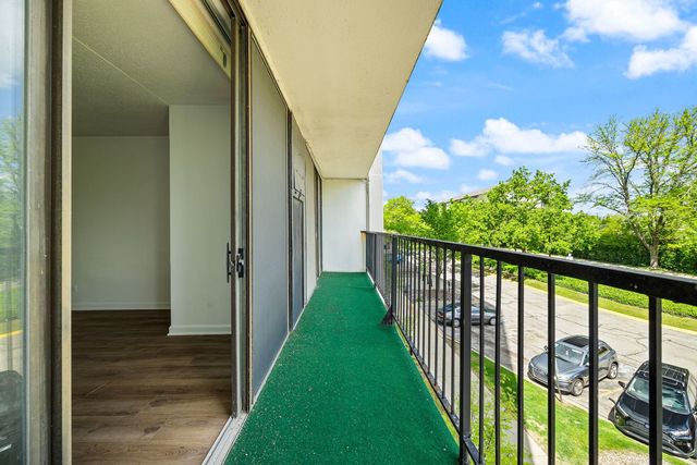 2015 S FINLEY Road 302, Lombard, IL 60148