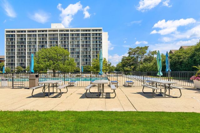 2015 S FINLEY Road 302, Lombard, IL 60148