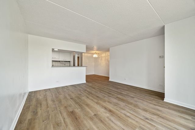 2015 S FINLEY Road 302, Lombard, IL 60148
