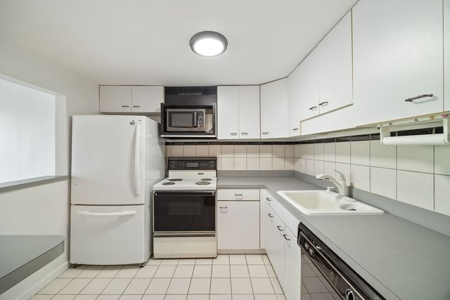 2015 S FINLEY Road 302, Lombard, IL 60148