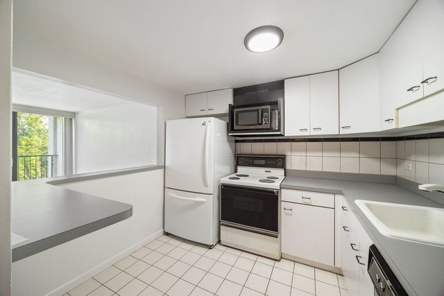 2015 S FINLEY Road 302, Lombard, IL 60148