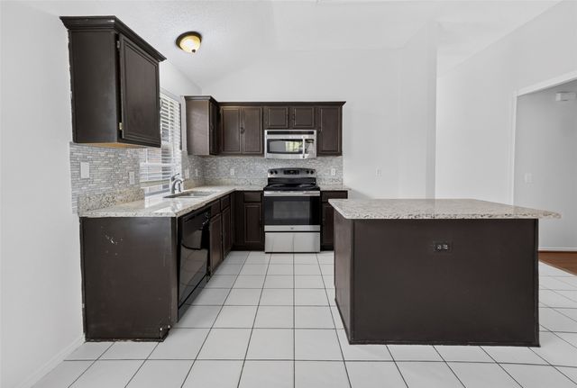 1025 Highland Station Drive, Saginaw, TX 76131