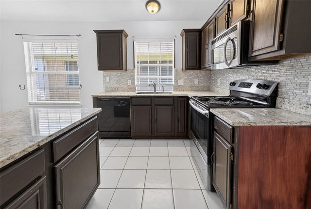 1025 Highland Station Drive, Saginaw, TX 76131