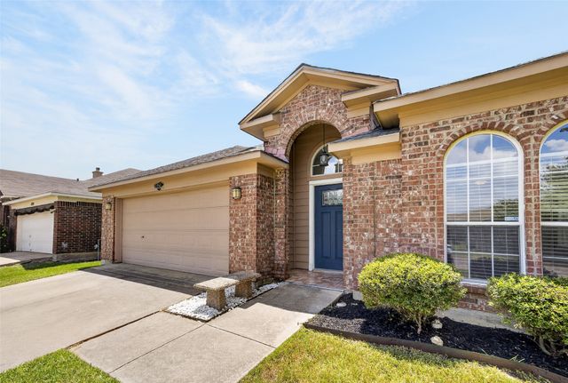 1025 Highland Station Drive, Saginaw, TX 76131