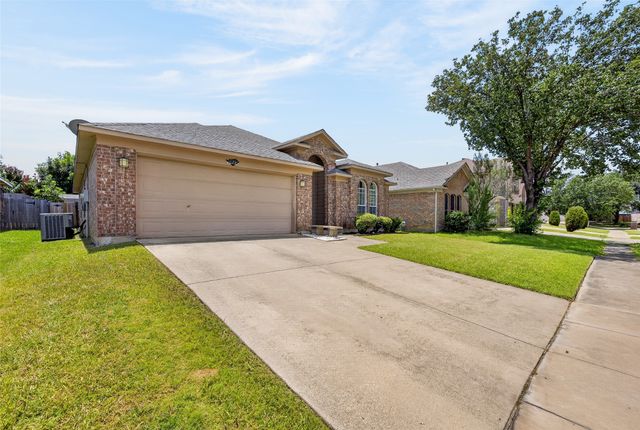 1025 Highland Station Drive, Saginaw, TX 76131