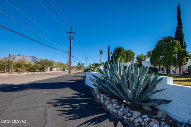 703 W Las Lomitas Road, Tucson, AZ 85704