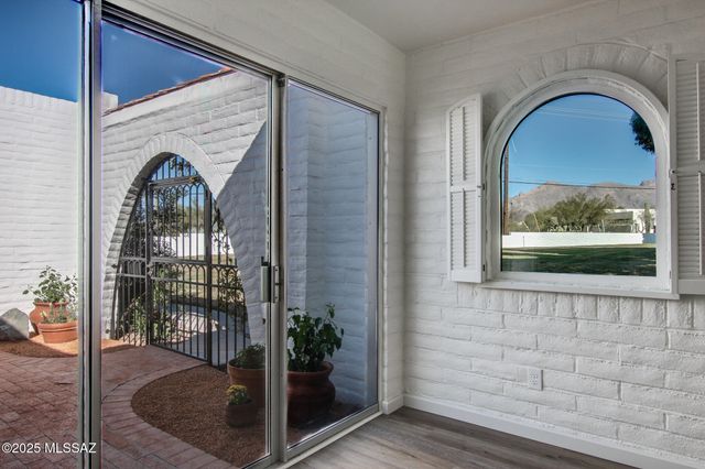 703 W Las Lomitas Road, Tucson, AZ 85704