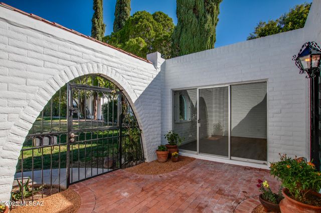 703 W Las Lomitas Road, Tucson, AZ 85704