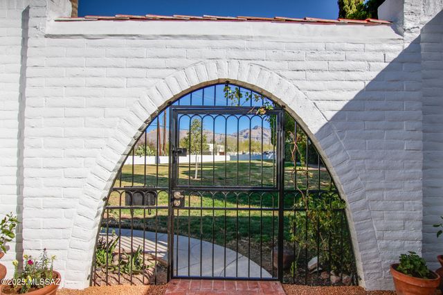 703 W Las Lomitas Road, Tucson, AZ 85704