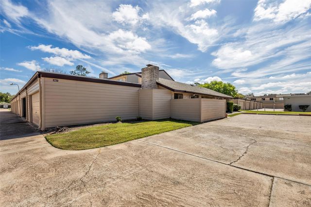 10387 Huntington Place Drive 387, Houston, TX 77099
