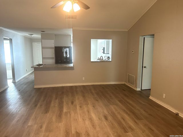 5022 CRESTWOOD DR, Schertz, TX 78108