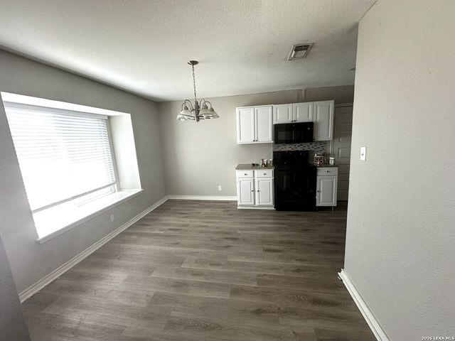 5022 CRESTWOOD DR, Schertz, TX 78108