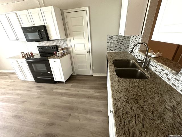 5022 CRESTWOOD DR, Schertz, TX 78108