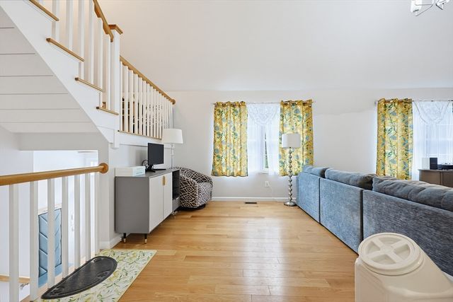 7 Tabor Rd, Uxbridge, MA 01569