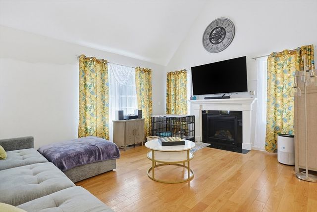 7 Tabor Rd, Uxbridge, MA 01569