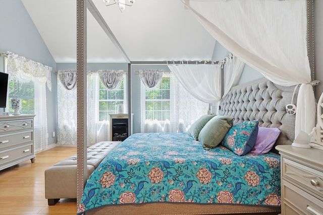 7 Tabor Rd, Uxbridge, MA 01569