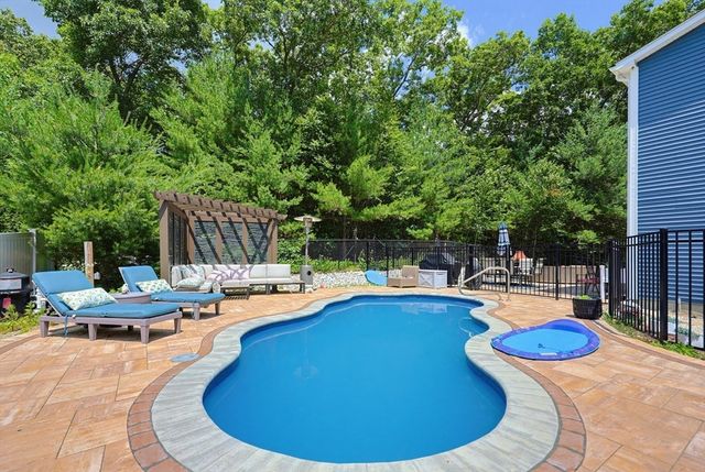 7 Tabor Rd, Uxbridge, MA 01569
