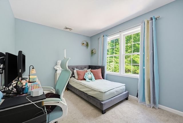 7 Tabor Rd, Uxbridge, MA 01569
