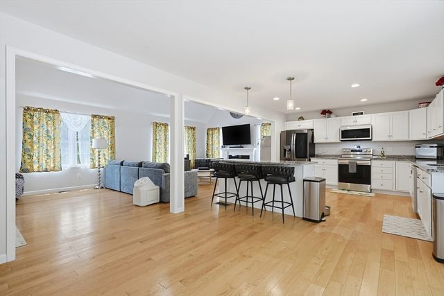7 Tabor Rd, Uxbridge, MA 01569