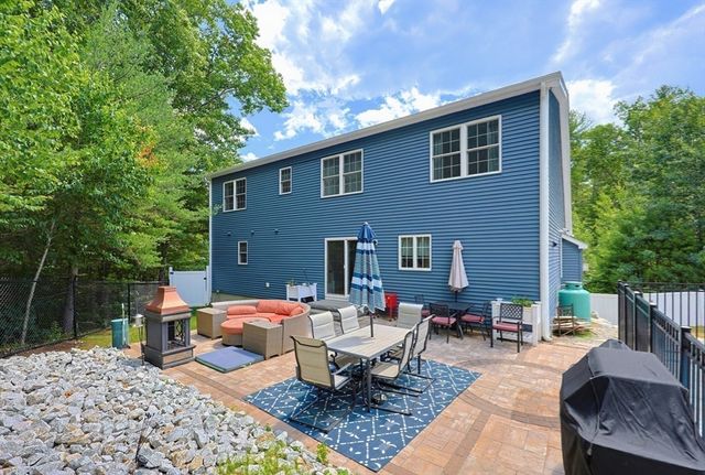 7 Tabor Rd, Uxbridge, MA 01569