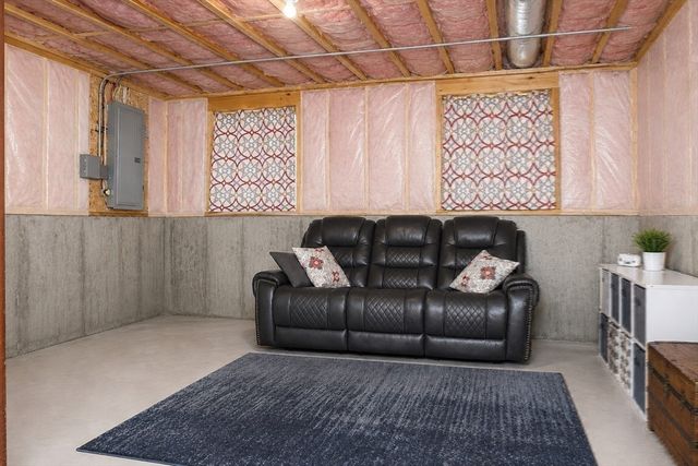 7 Tabor Rd, Uxbridge, MA 01569