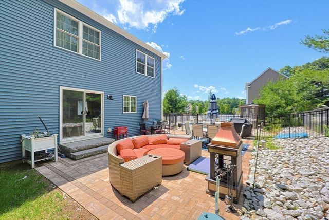 7 Tabor Rd, Uxbridge, MA 01569
