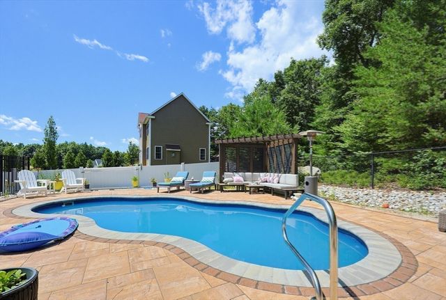 7 Tabor Rd, Uxbridge, MA 01569