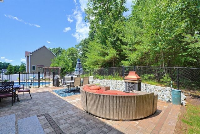 7 Tabor Rd, Uxbridge, MA 01569